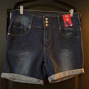 Women’s size 18 stretchy blue Jean shorts with a cuff nwt